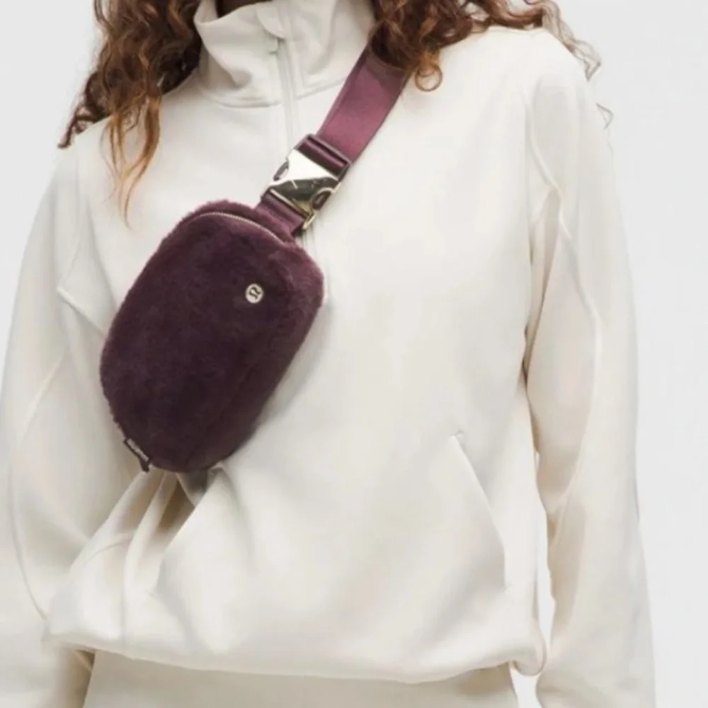 Lululemon NWT Everywhere Belt Bag - Plush Fleece - Black Plum/Gold - Picture 1 of 7